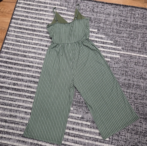 Kaileigh Striped Green Jumpsuit Capri Length Pants Medium Petite - Picture 8 of 9